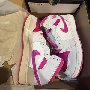 NIB Air Jordan 1 Mid (GS)
7Y 8.5 women’s